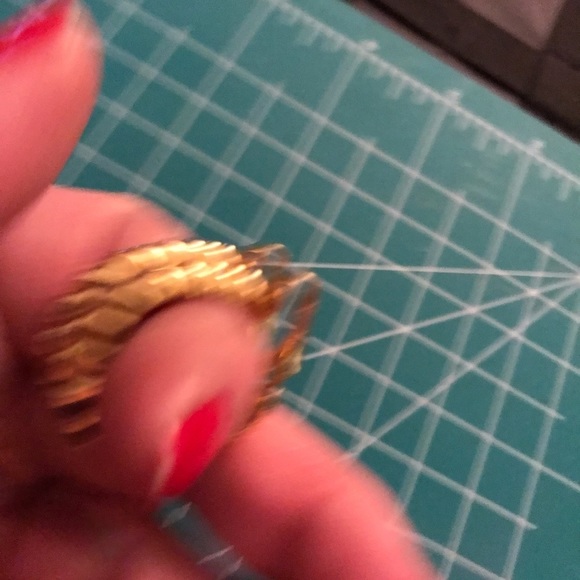 𝅺VINTAGE 80’s  gold tone clip on hoop earrings - Picture 4 of 6